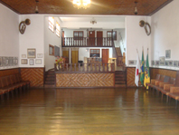 Salão principal da Sede, com bandeiras e exposição permanente