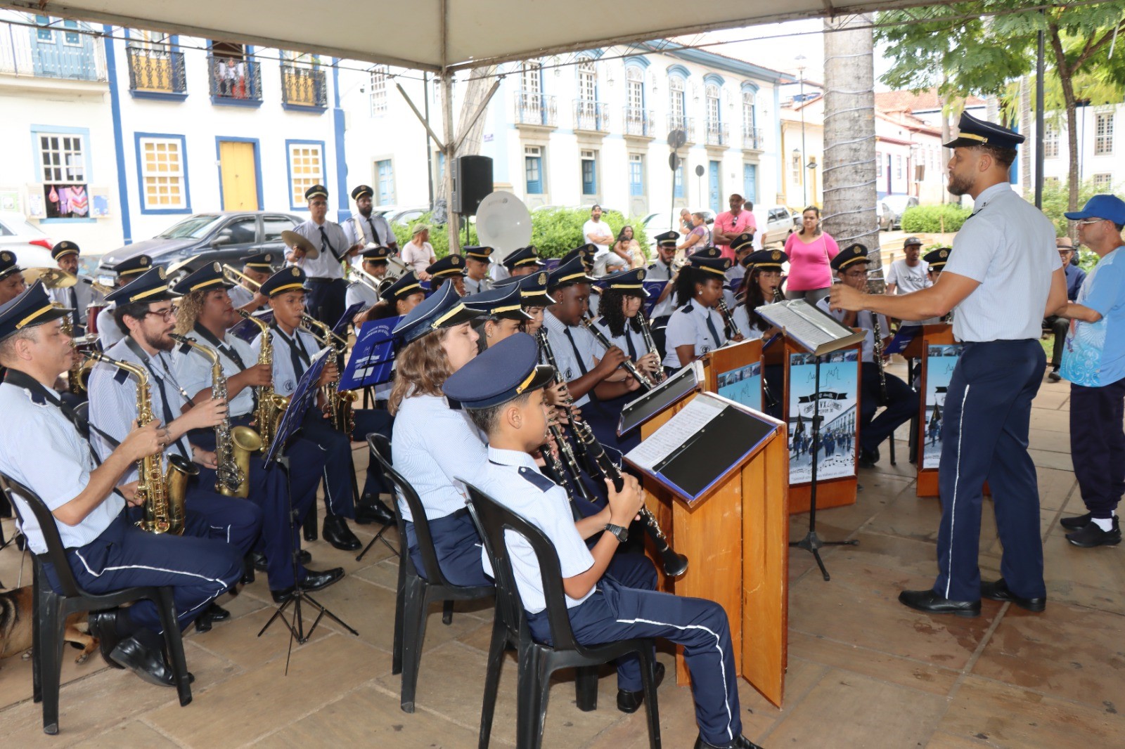 Maestro regendo a Banda União XV de Novembro